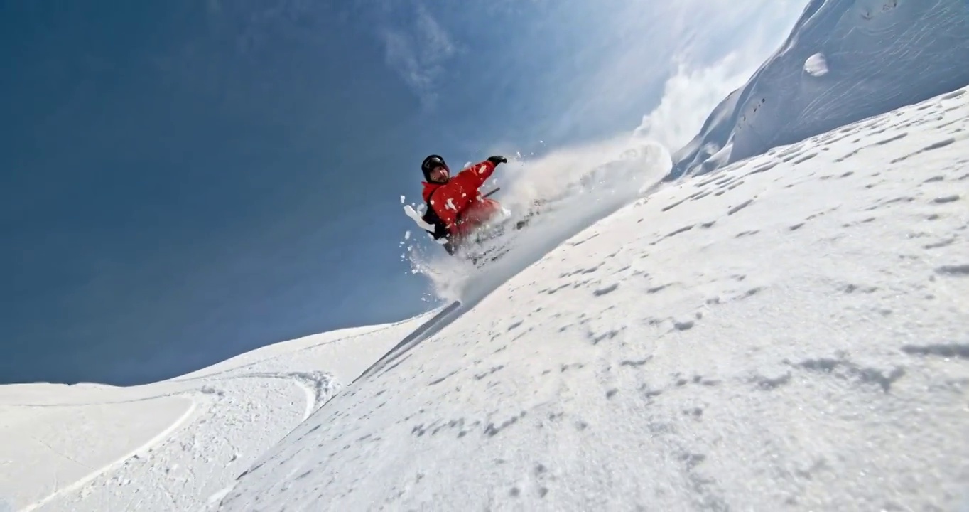 高速坡道的偏远地区滑雪板飞溅的粉末雪进入相机视频素材