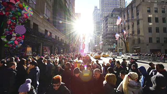 人群聚集在萨克斯第五大道精品百货店的橱窗前，观看2016年寒假的圣诞装饰。许多游客和购物者造成了纽约第五大道市中心的交通拥堵。视频下载