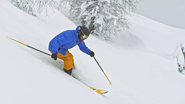 SLO MO男性野外滑雪者在粉末雪中骑下山视频素材