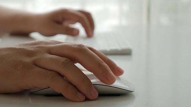 女商人用手在键盘上打字和点击鼠标视频下载