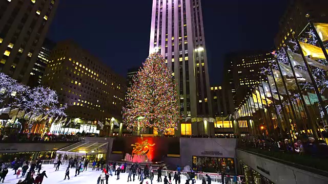 2016年圣诞节，纽约，人们在洛克菲勒中心的溜冰场滑冰。视频下载