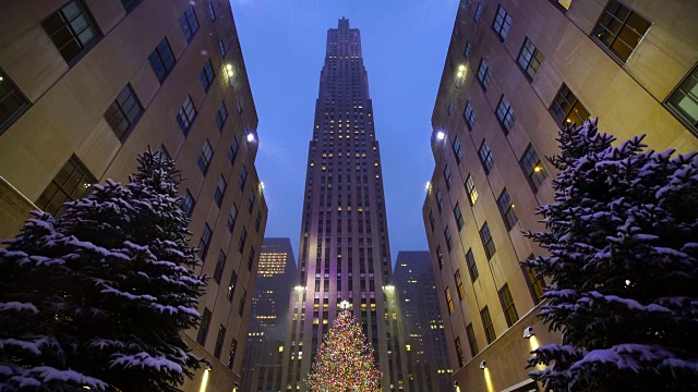 2016年纽约圣诞假期，洛克菲勒中心的圣诞装饰和圣诞树被相机捕捉到。视频下载