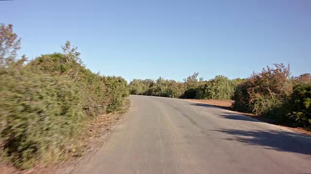 司机POV -慢行/空路-第2部分:铺好的路/灌木丛/山谷视频素材