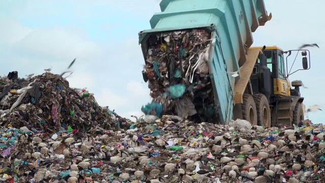 垃圾填埋场用垃圾车卸载垃圾视频下载