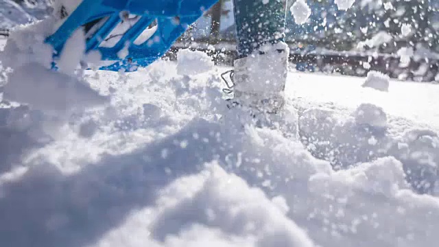 在新雪上穿雪鞋的女人视频素材