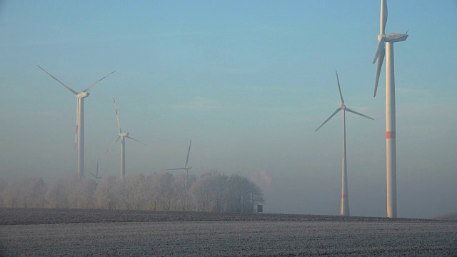 风力涡轮机在风的景观视频素材