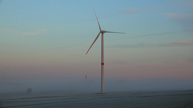 风力涡轮机在风的景观视频素材