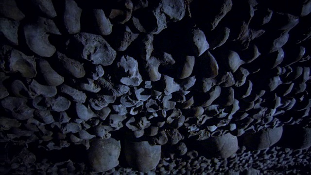 展示巴黎地下墓穴墙壁上数千块人骨的序列。视频下载