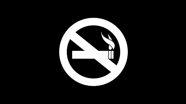 红色热烟上的禁止吸烟标志视频下载