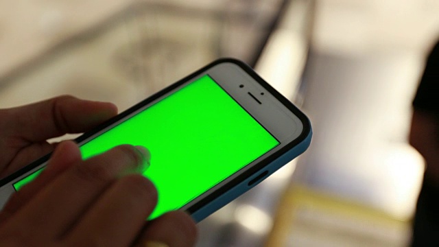 女性使用绿色屏幕的智能手机视频素材