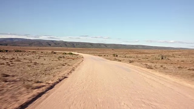 司机POV -正常速度驾驶/空的道路-2部分:土路/沙漠视频素材