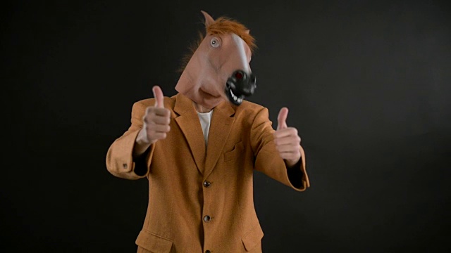 马的头面具视频下载