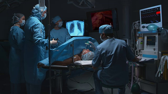 在急诊室进行内窥镜手术的外科医生视频下载