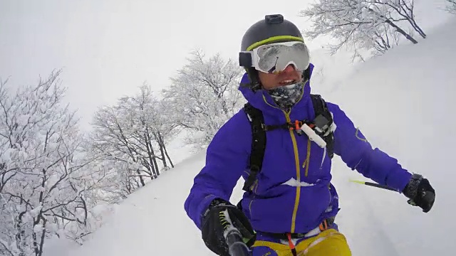 POV男性滑雪者骑在山坡上的粉末雪视频素材