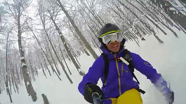 POV男性野外滑雪者享受在粉末雪的骑视频素材