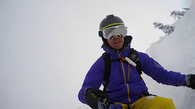 男子在粉雪中滑雪视频素材