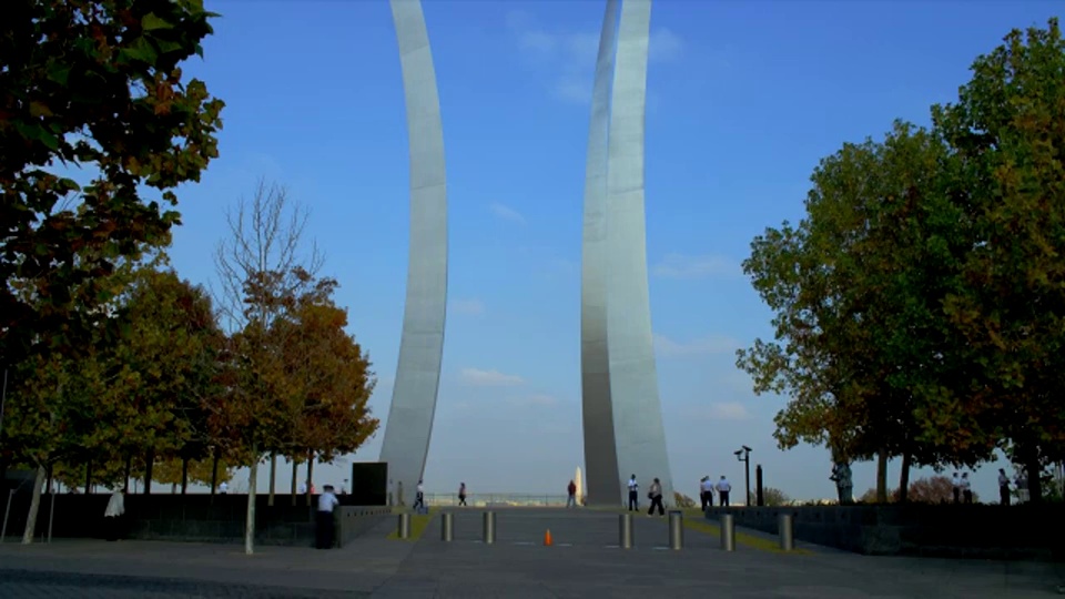 在维吉尼亚州阿灵顿的美国空军纪念碑旁，树木繁茂。视频素材