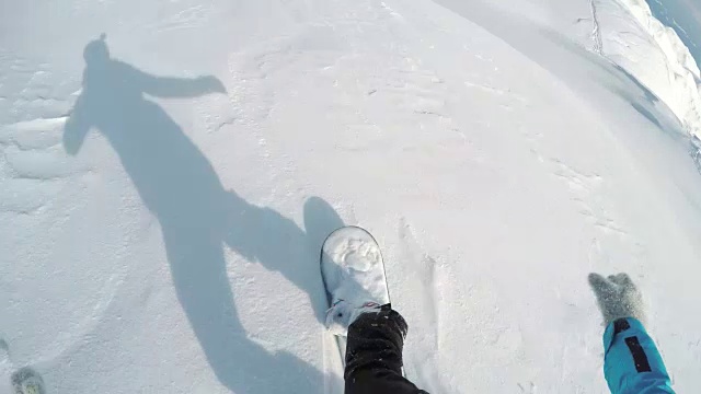 一个阳光明媚的日子，在粉雪中滑雪视频下载