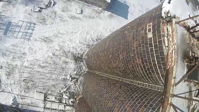 高速无人机在废弃工厂周围飞行视频下载