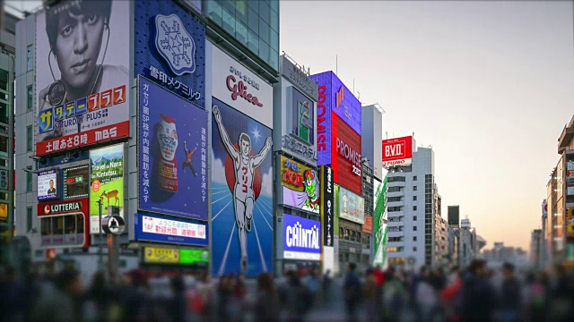 心斋桥市集格力高灯光广告牌的时间图视频素材