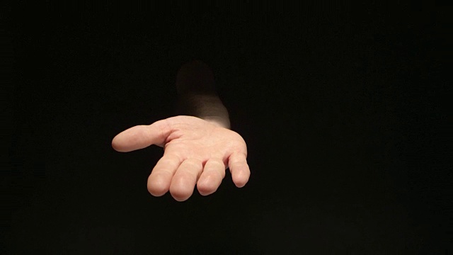 男人的手交叉成拳头。孤立在黑色视频下载