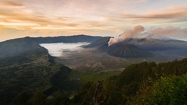 时间流逝清晨日出的布罗莫火山，印度尼西亚视频素材