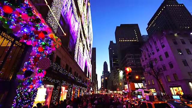 镜头捕捉到了在曼哈顿中城的萨克斯第五大道百货公司(Saks Fifth Avenue)的橱窗前的人群，这些橱窗被2016年萨克斯第五大道假日灯光秀(Saks Fifth Avenue Holiday Light Show)照亮。视频下载