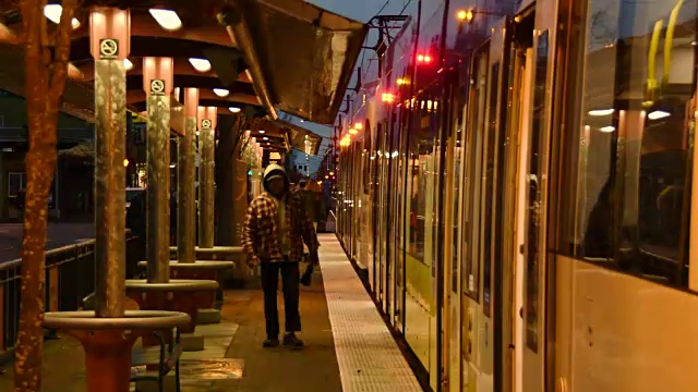 俄勒冈州波特兰MAX轻轨列车的延时拍摄，黄昏视频素材