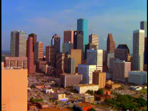 从空中俯瞰休斯顿市区的街道和摩天大楼，德克萨斯视频素材