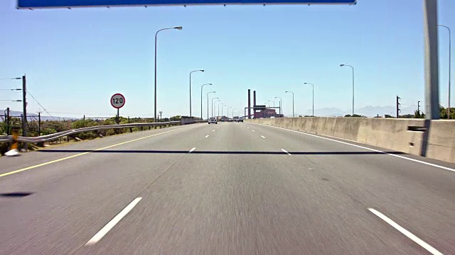 司机POV - part-14:开普敦郊区城市高速公路-其他车辆在拍摄中视频下载