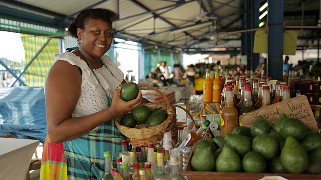 在马提尼克岛的一个当地市场上，一位加勒比黑人的集市妇女在卖牛油果视频下载