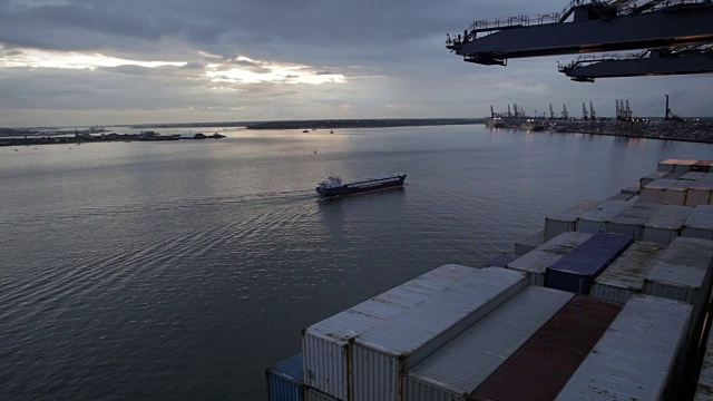 一艘货船驶往费利克斯托港的可能性很小。视频素材