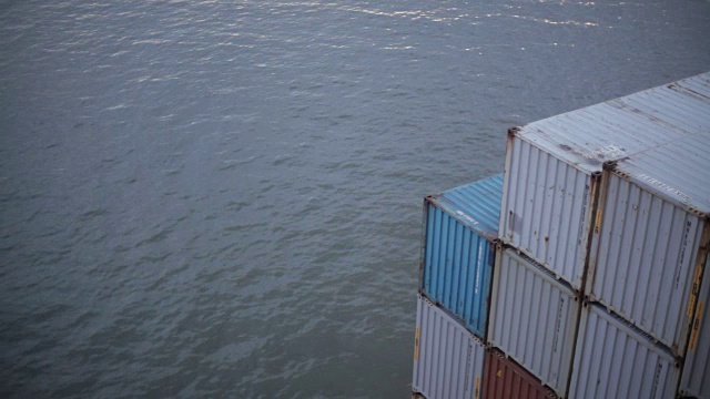 费利克斯托港口堆叠集装箱的高角度拍摄。视频素材