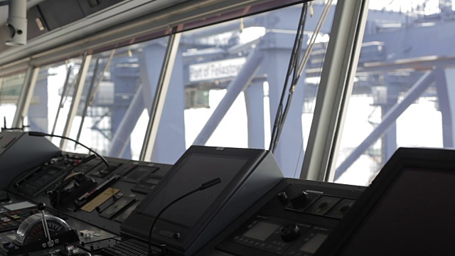 从一艘集装箱船的桥上拍摄，此时起重机正在费利克斯托港就位。视频素材