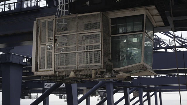 图为费利克斯托港起重机操作工的小屋。视频素材