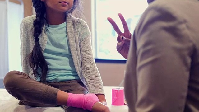 严肃的医生给脚踝受伤的小女孩下了指令视频下载