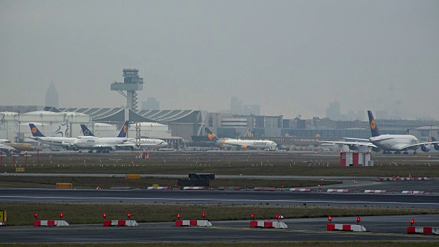 飞机在候机楼前，法兰克福机场，法兰克福am，黑森，德国视频素材