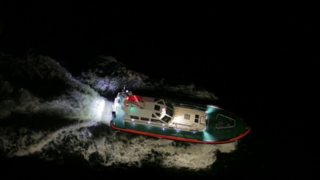 高角度拍摄的引航船航行从菲利克斯托港。视频素材