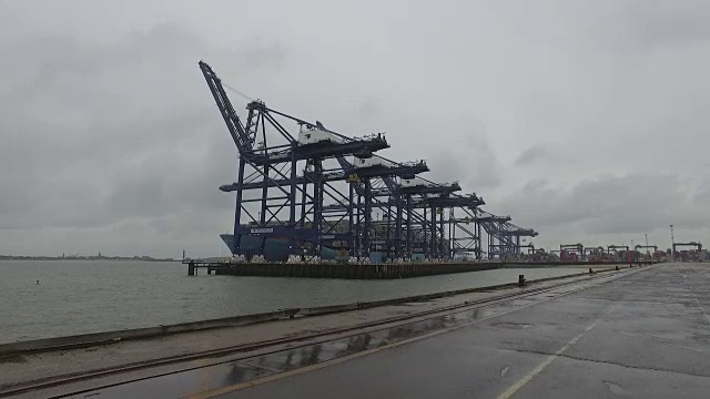 前方追踪镜头对准停泊在费利克斯托港的一艘集装箱船。视频素材