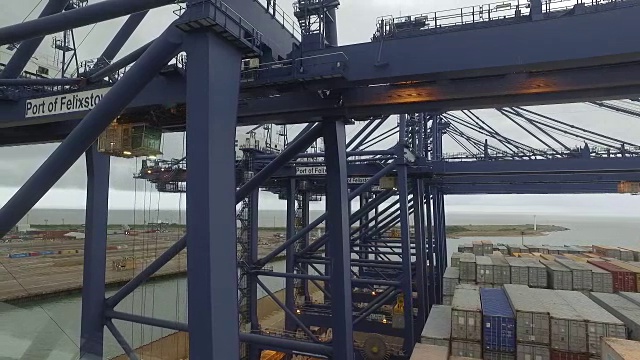 在费利克斯托港，起重机正在就位，将集装箱从集装箱船上吊起。视频素材