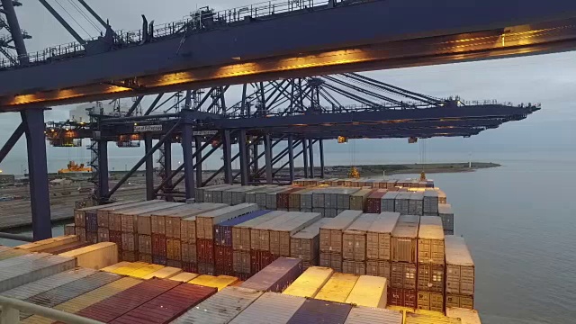 从横跨费利克斯托港的集装箱船桥上拍摄。视频素材