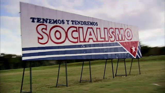 视频显示古巴的政治路边标志。视频下载