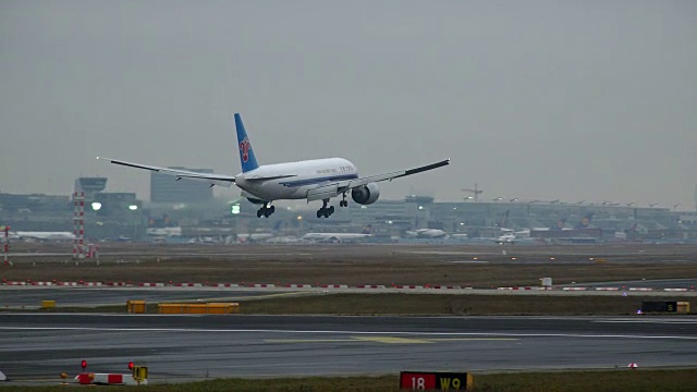 在德国黑森法兰克福机场降落中国东南航空公司的飞机视频素材