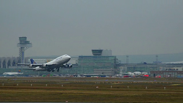 联合航空公司的波音747飞机在法兰克福机场起飞，法兰克福am Main, Hesse，德国视频素材