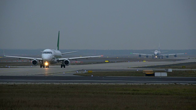 飞机在法兰克福机场滑行道上，法兰克福，海斯，德国视频素材
