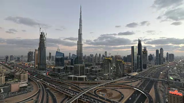 时间流逝，穿过Sheikh Zayed路和金融中心路交汇处，迪拜，迪拜，阿联酋视频素材
