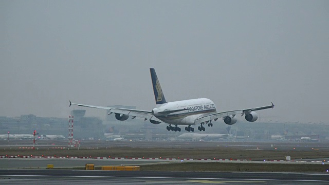 新加坡航空公司的空客A380飞机在法兰克福机场降落，法兰克福，黑森视频素材