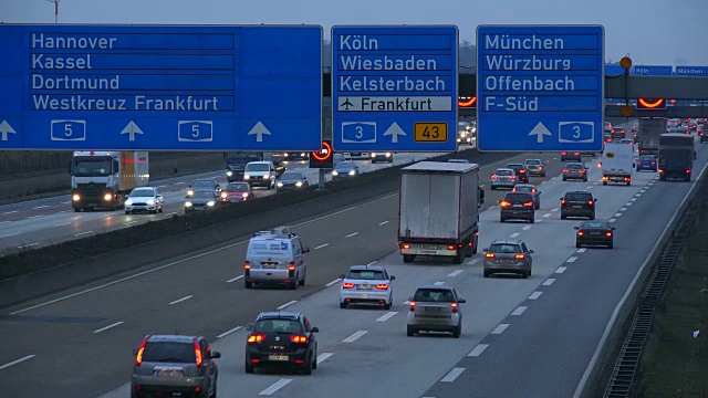 交通在高速公路A5附近的高速公路交汇处法兰克福，克罗伊茨，法兰克福，德国黑塞视频素材