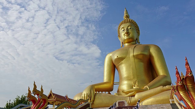 泰国昂通芒寺最大的金佛雕像视频下载