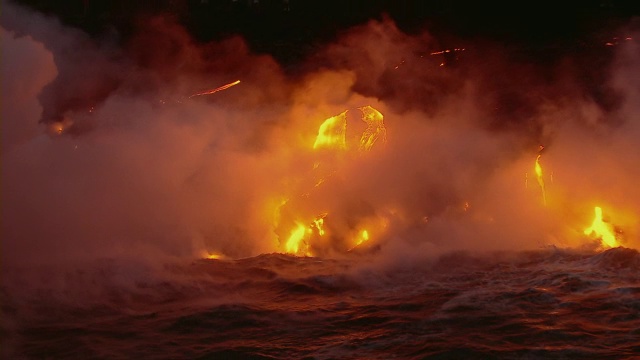 熔岩流在大岛上的夏威夷火山国家公园与太平洋相遇。视频素材